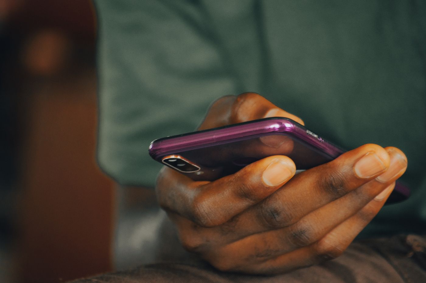Pessoa gravando um áudio no celular para explicar o trabalho que sabe fazer