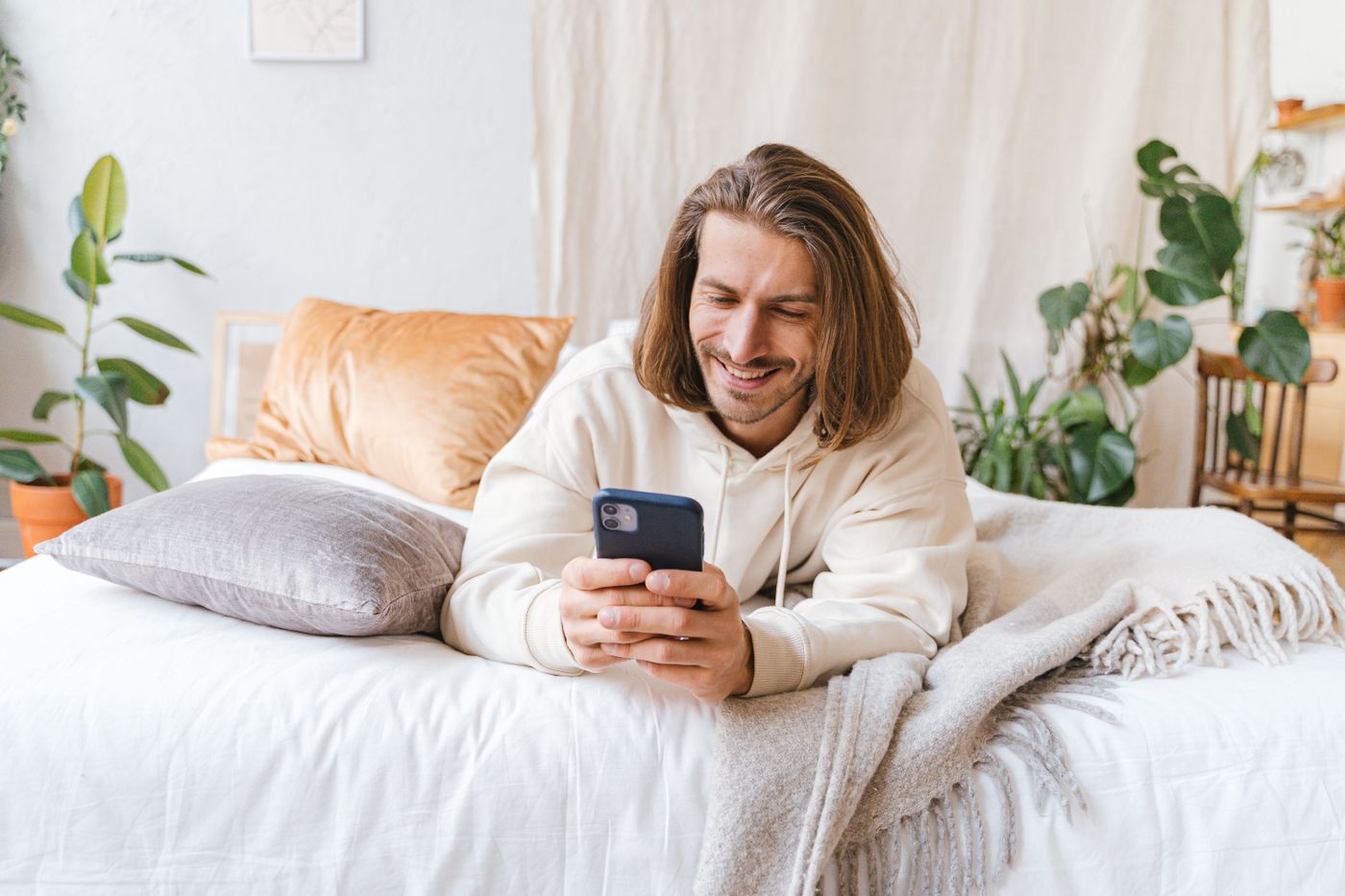 Morador usando o celular em casa para falar com o É Pra Você